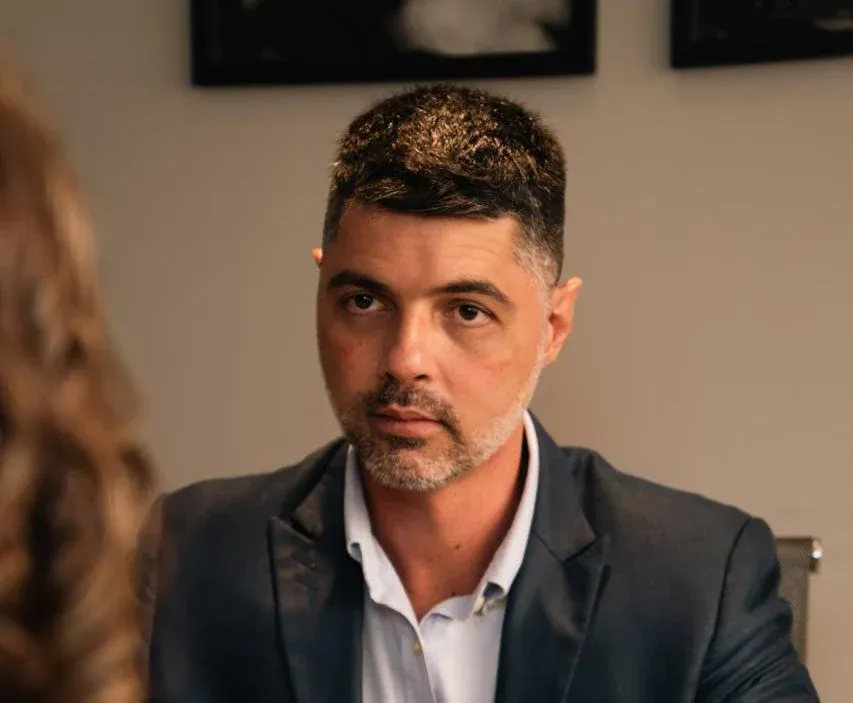 Douglas Lima em conversa durante um atendimento